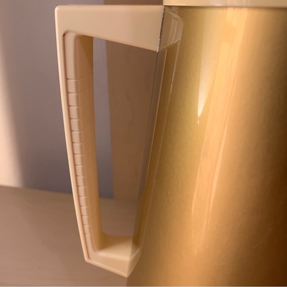 Thermo-Serv Custard and Gold Insulated Server/Pitcher - 6 Cup 10.5” Vintage Rare - Picture 6 of 13